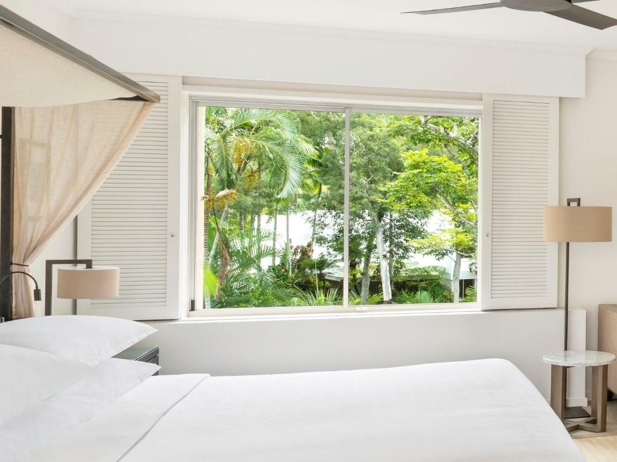 Zimmer mit zwei Doppelbetten und Gartenblick